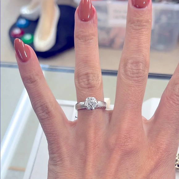 349054 10k white gold diamond flower cluster